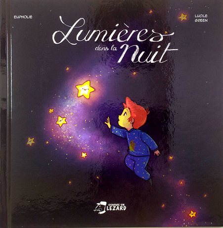 Couverture de l’album « Lumières dans la nuit » — un enfant en pyjama tend la main vers des étoiles souriantes